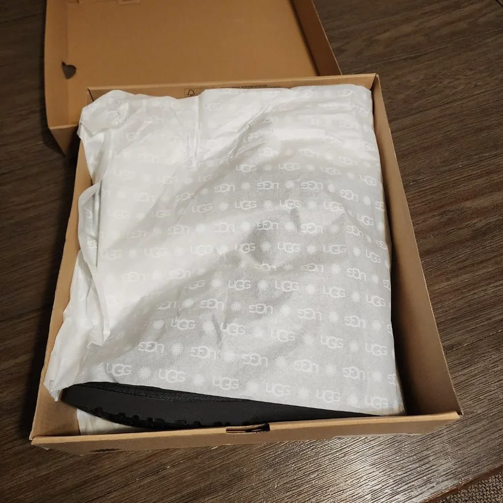 UGG Womens Classic Short II, NWT Black Size 11 - Picture 10 of 12